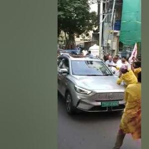 Perni Nani's car stopped in Hyderabad by JanaSena fans