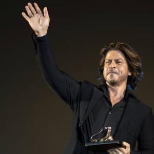 SRK Accepts Pardo Alla Carriera Award, Admits Can't Pronounce the Name; Speech Goes Viral | Watch